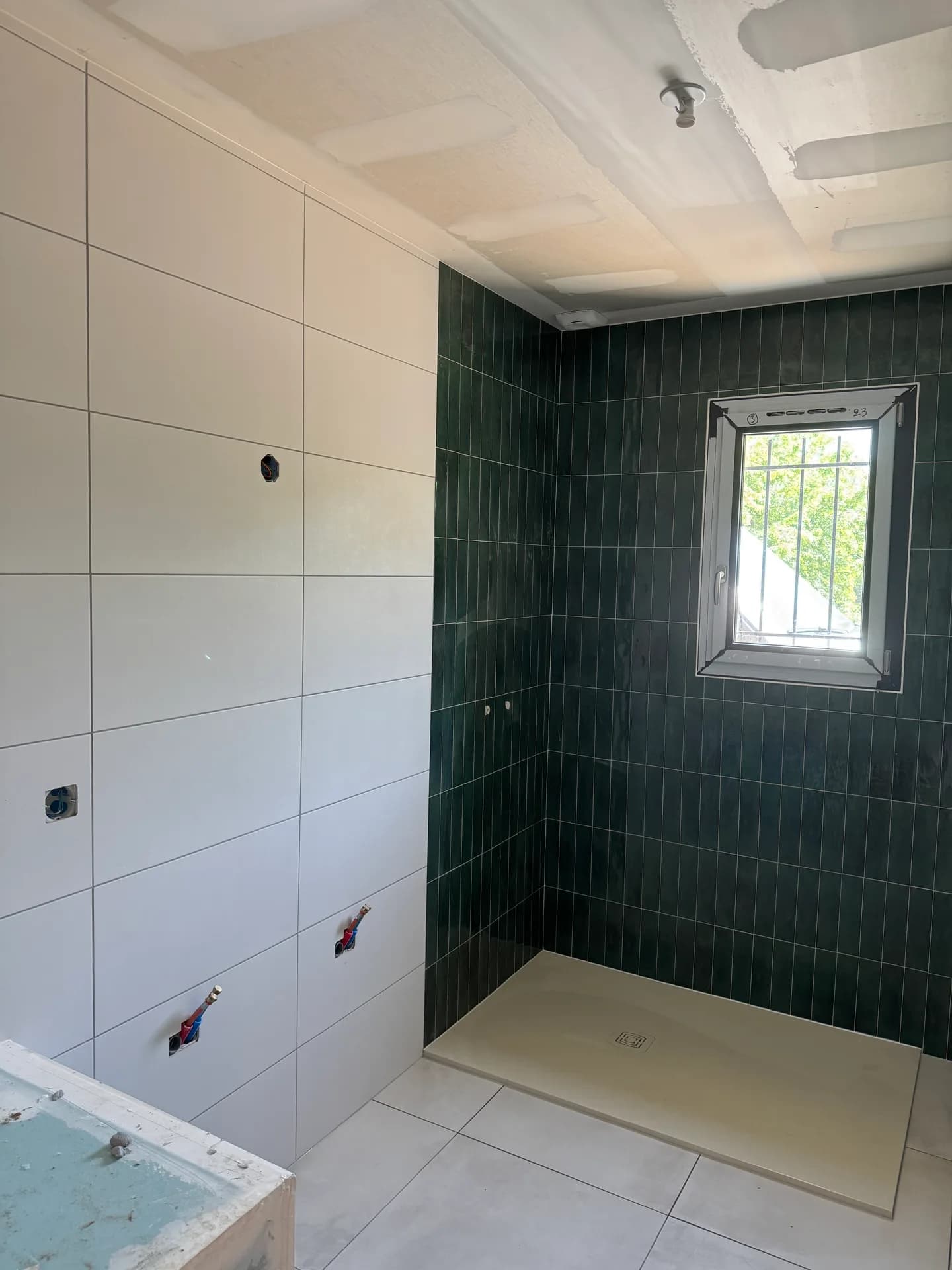 Rénovation plages piscine & douche italienne — Pose carrelage 60×60 - Galerie - Carrelage Mâcon - HBM Carrelage - Image 1