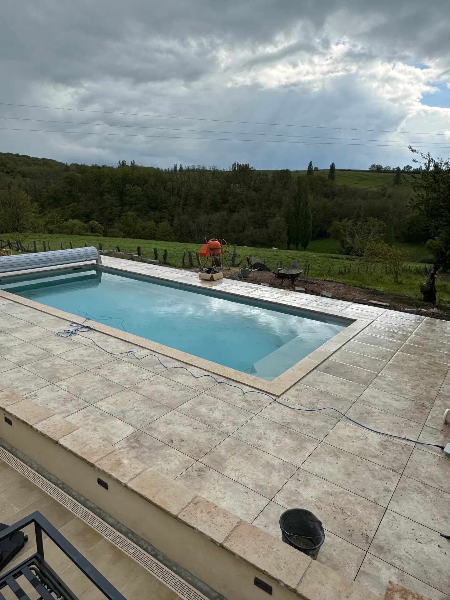 Rénovation plages piscine - Pose carrelage 120×40 - Prissé - Galerie - Carrelage Mâcon - HBM Carrelage - Image 1