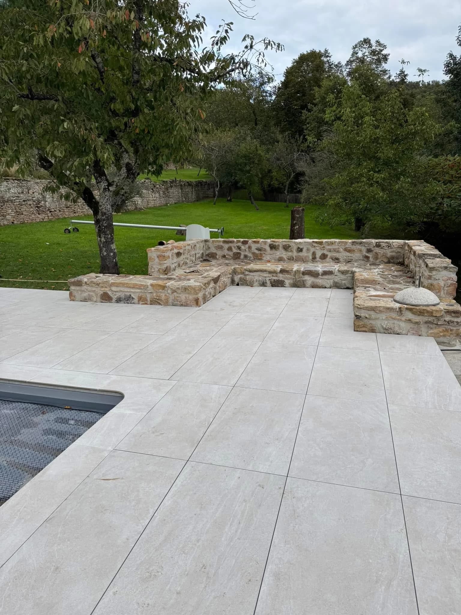 Pose de carrelage extérieur autour d’une piscine à Sennecé-lès-Mâcon - Galerie - Carrelage Mâcon - HBM Carrelage - Image 2