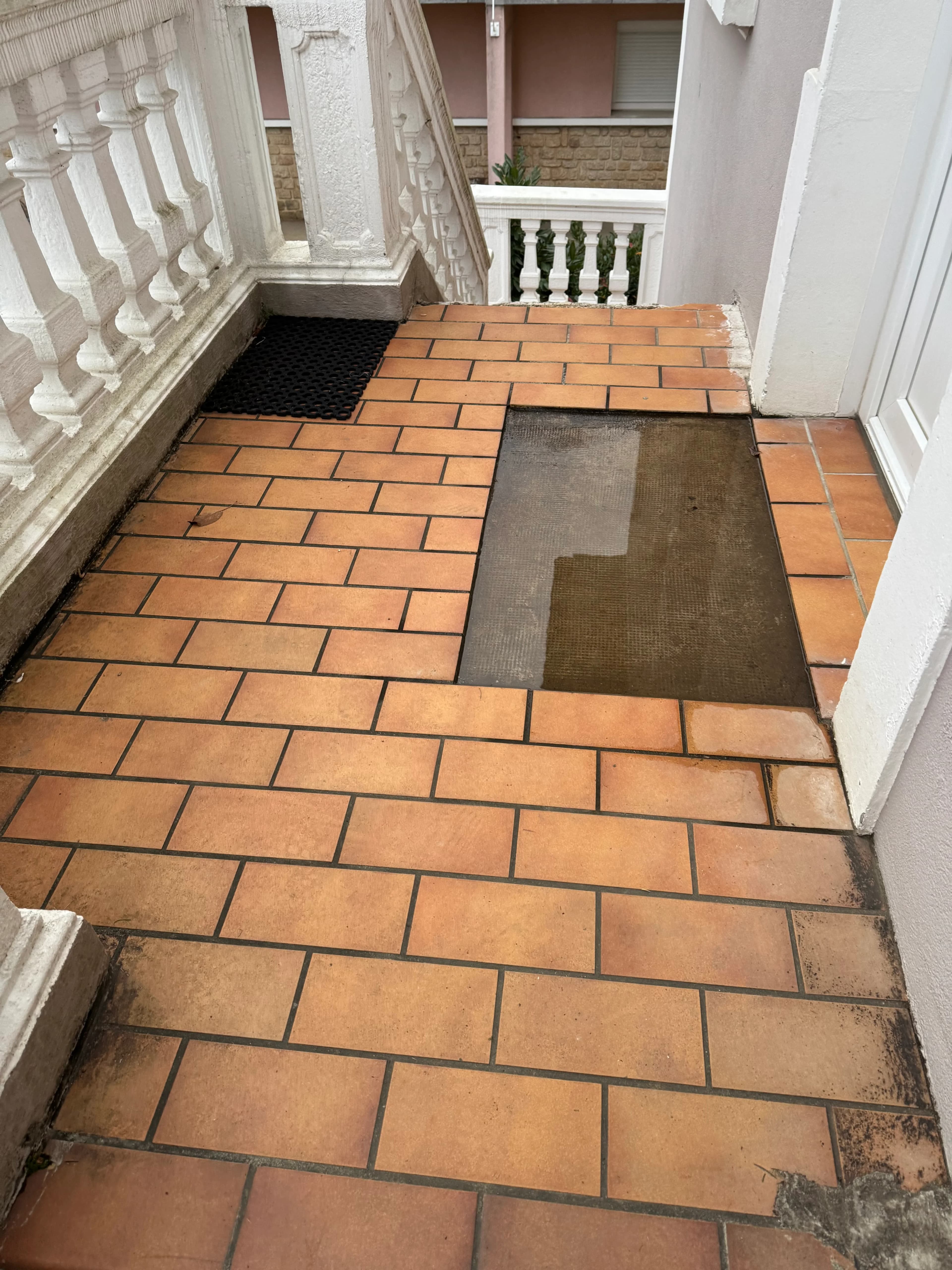 Pose de carrelage sur escalier d’entrée de maison à Cluny - Avant - Carrelage Mâcon - HBM Carrelage