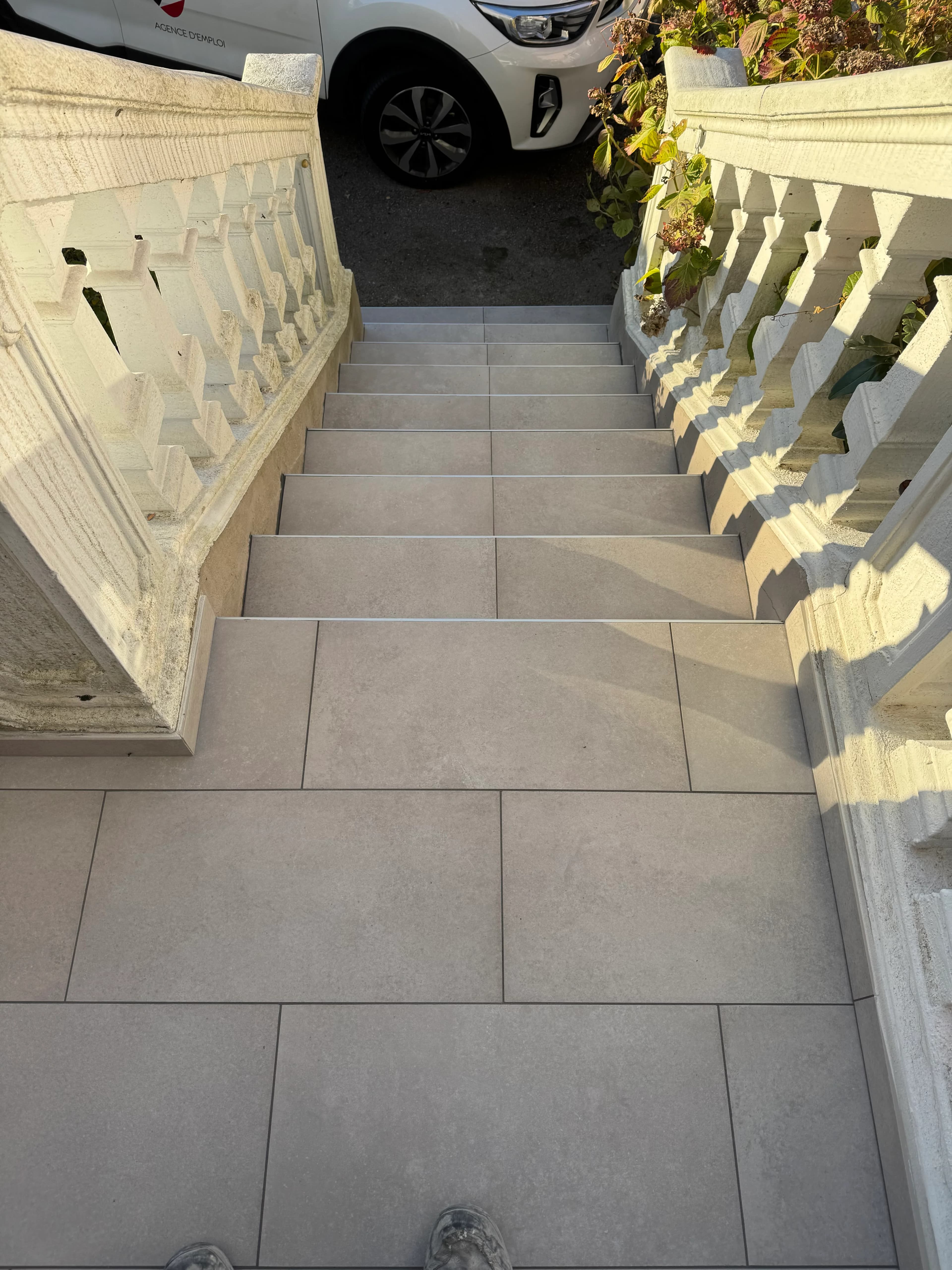 Pose de carrelage sur escalier d’entrée de maison à Cluny - Galerie - Carrelage Mâcon - HBM Carrelage - Image 1