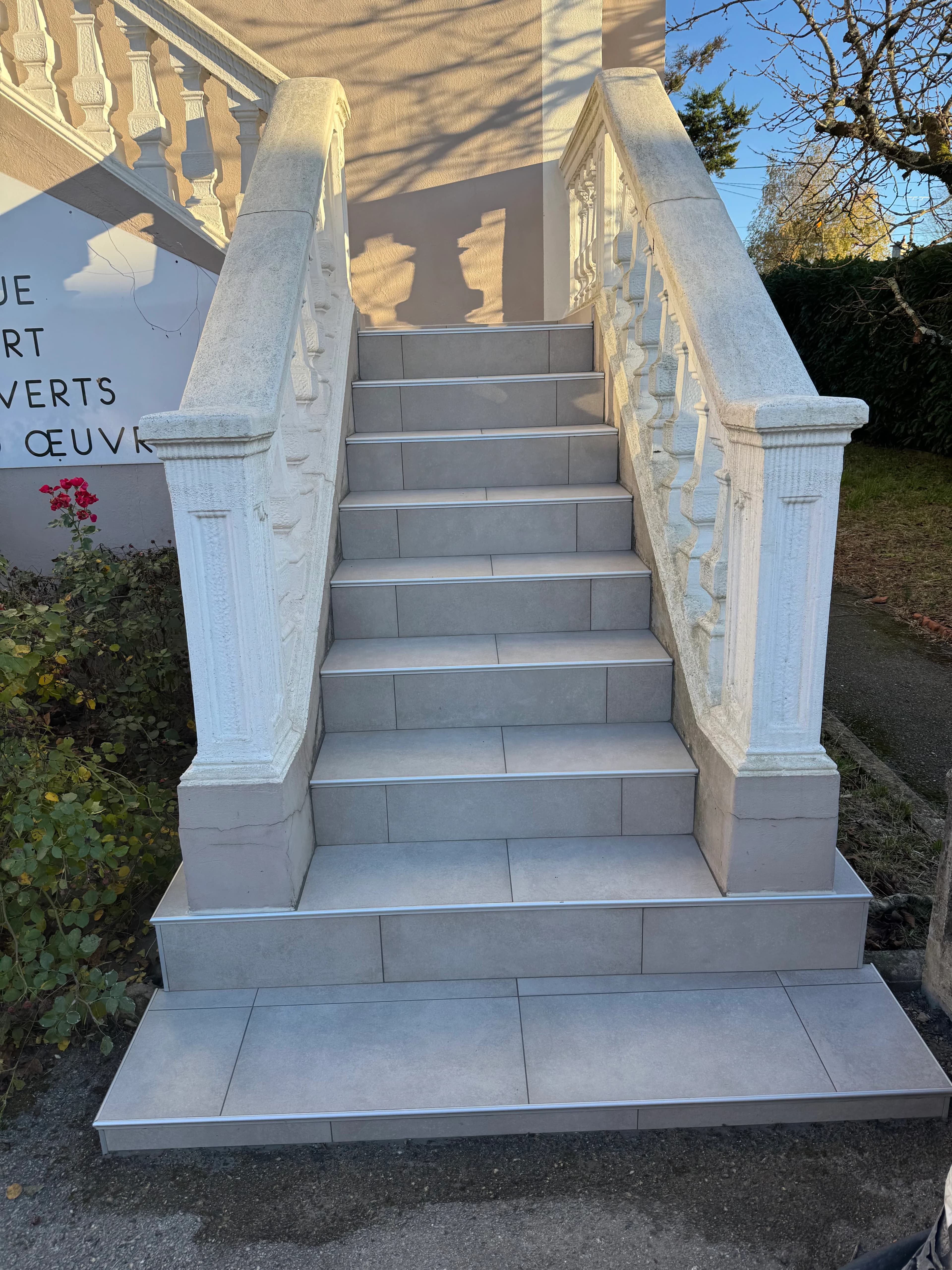 Pose de carrelage sur escalier d’entrée de maison à Cluny - Galerie - Carrelage Mâcon - HBM Carrelage - Image 2