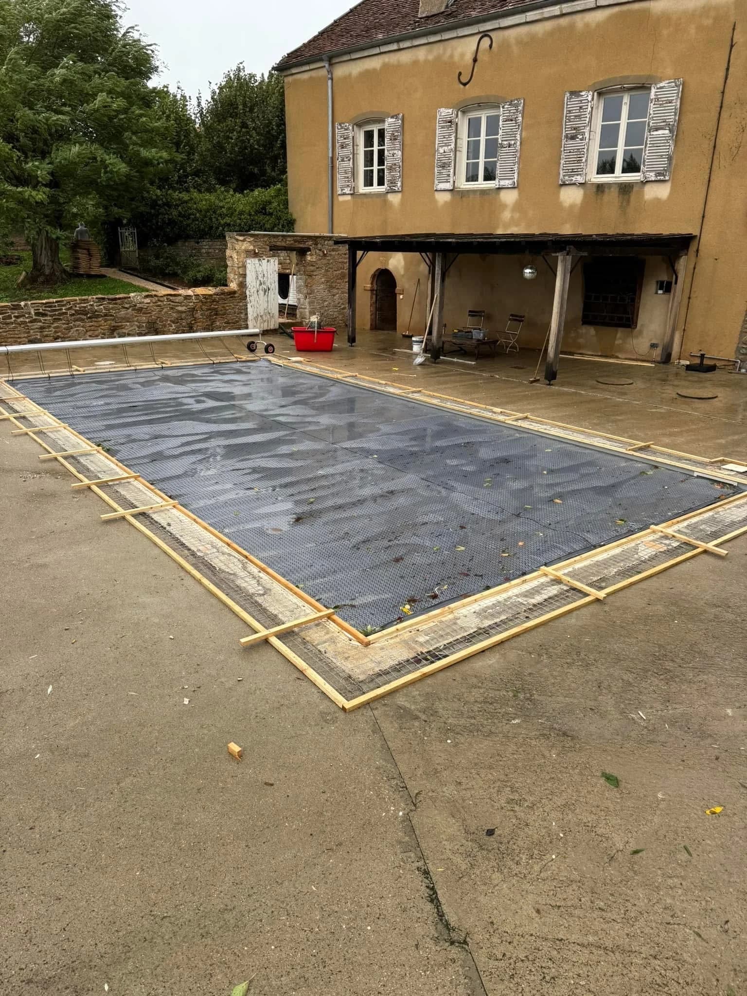 Pose de carrelage extérieur autour d’une piscine à Sennecé-lès-Mâcon - Avant - Carrelage Mâcon