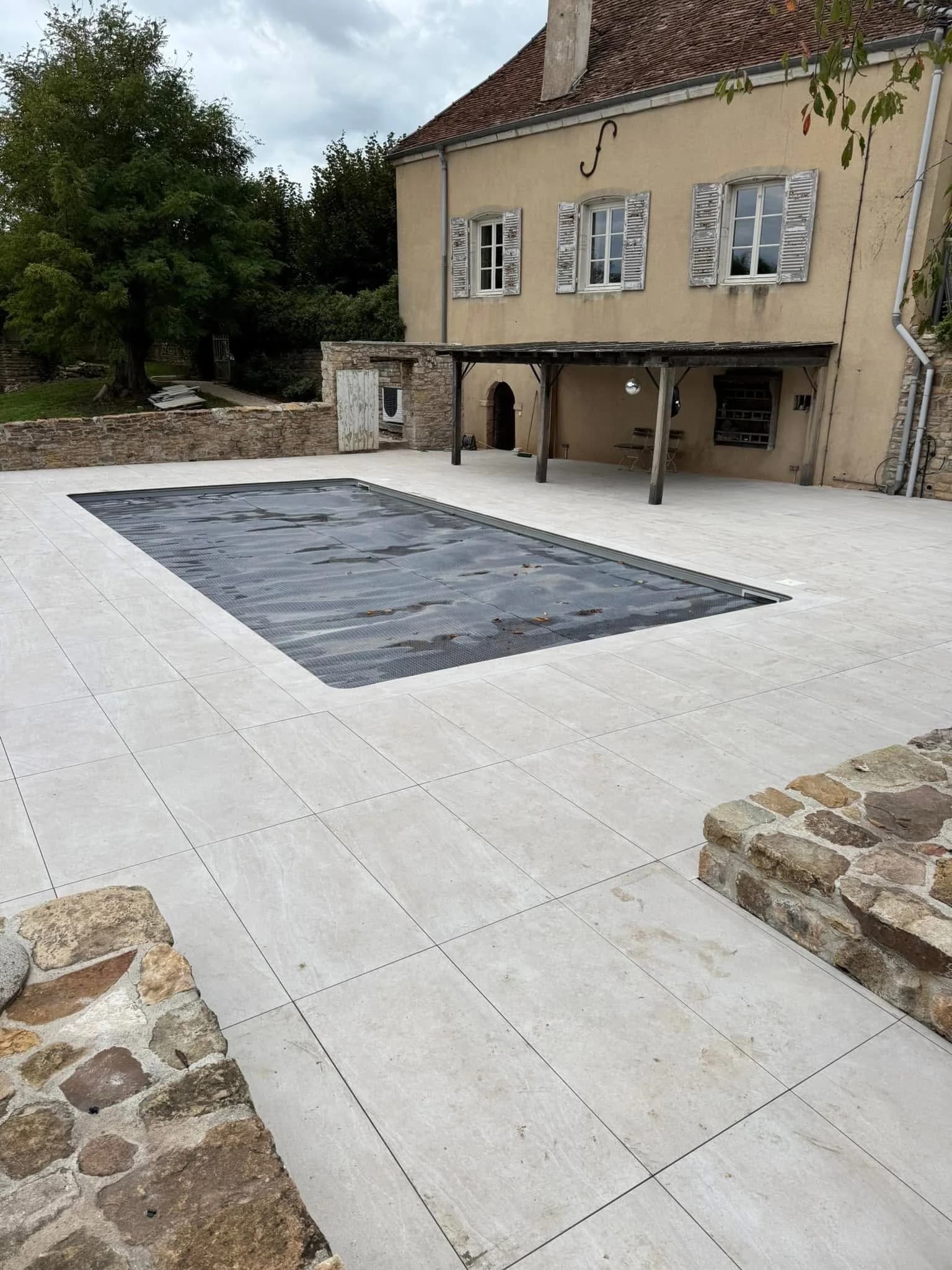Pose de carrelage extérieur autour d’une piscine à Sennecé-lès-Mâcon - Après - Carrelage Mâcon