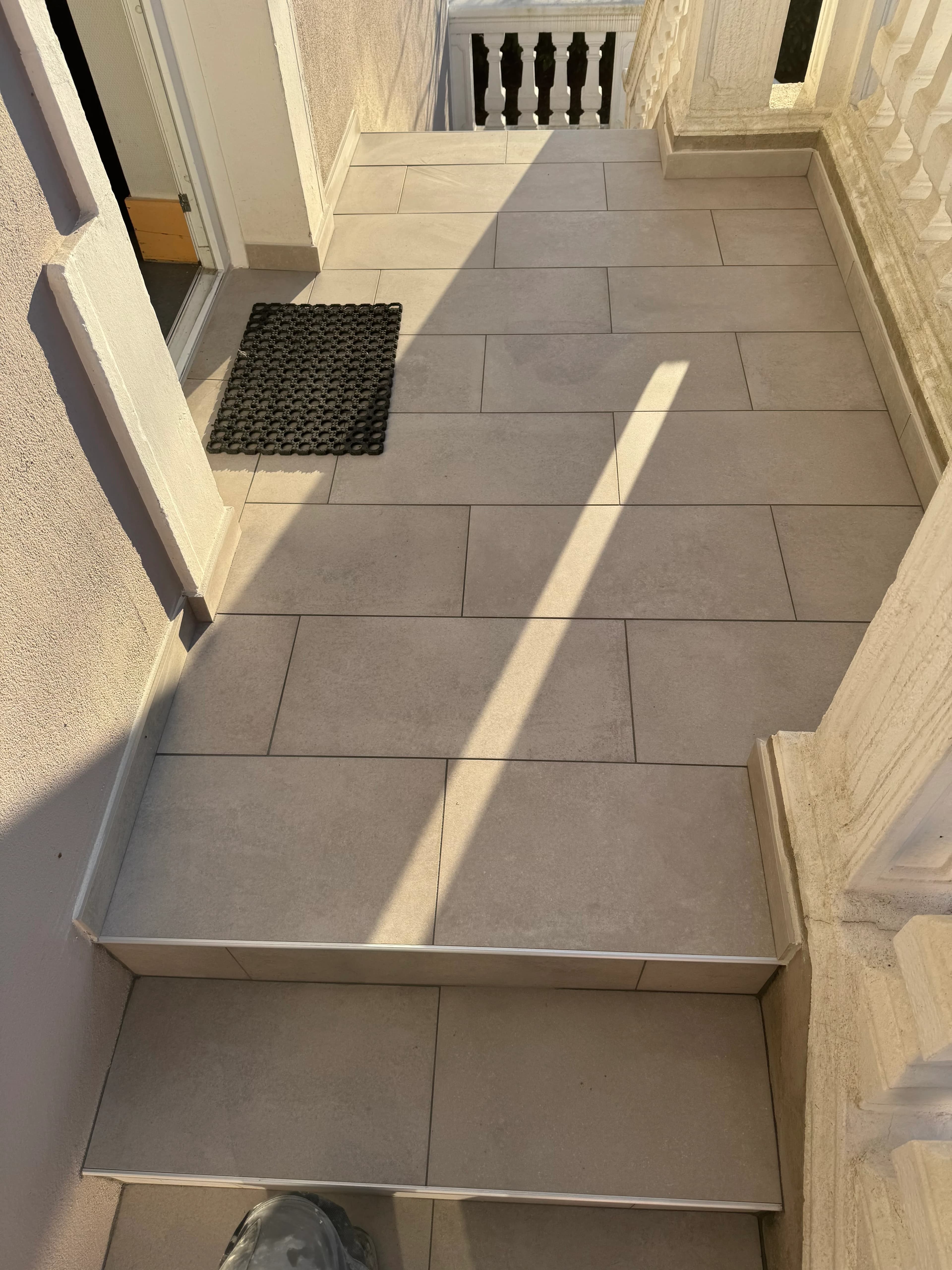 Pose de carrelage sur escalier d’entrée de maison à Cluny - Après - Carrelage Mâcon