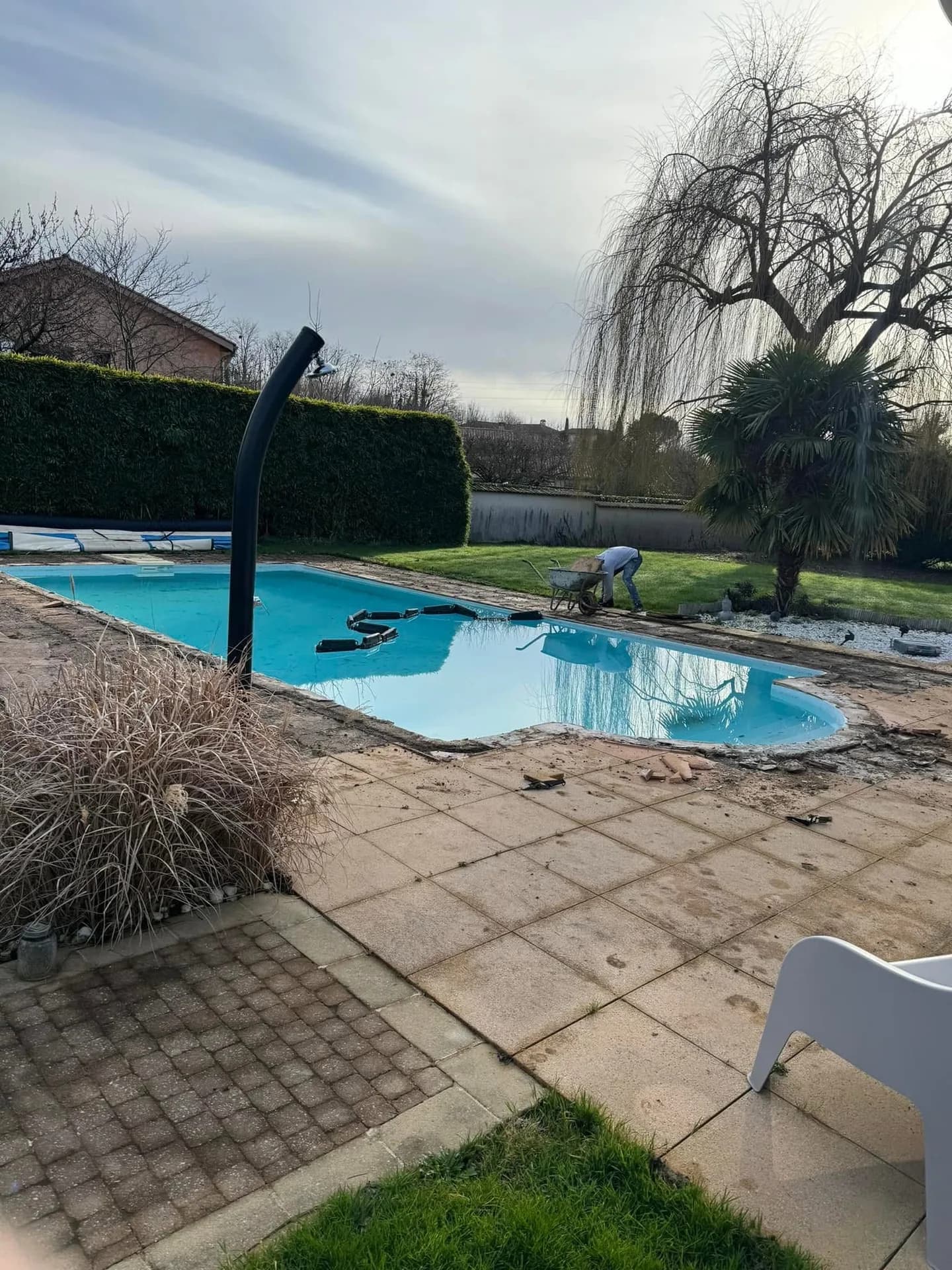 Rénovation des plages piscine — Pose carrelage 60×60 - Avant - Carrelage Mâcon