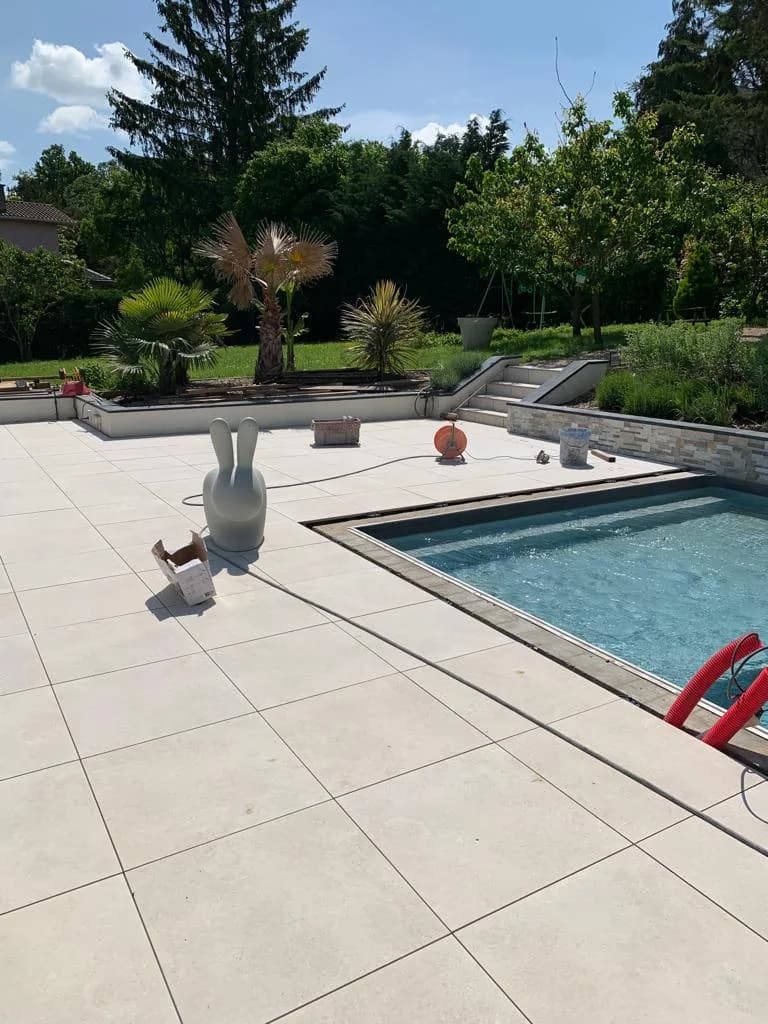 Rénovation plages piscine & douche italienne — Pose carrelage 60×60 - Avant - Carrelage Mâcon - HBM Carrelage