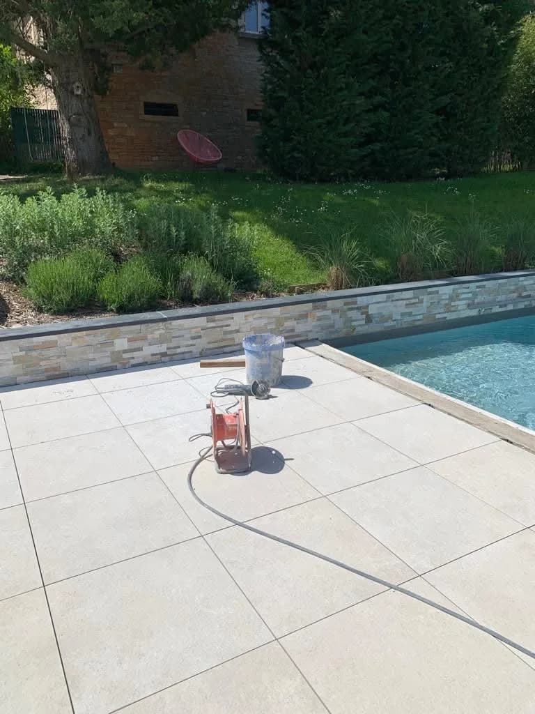 Rénovation plages piscine & douche italienne — Pose carrelage 60×60 - Après - Carrelage Mâcon - HBM Carrelage