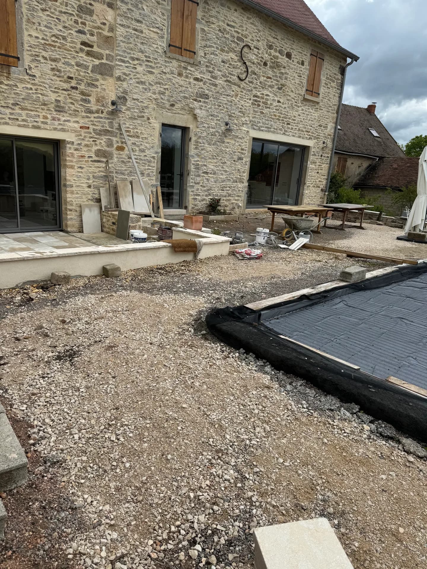 Rénovation plages piscine - Pose carrelage 120×40 - Prissé - Avant - Carrelage Mâcon - HBM Carrelage