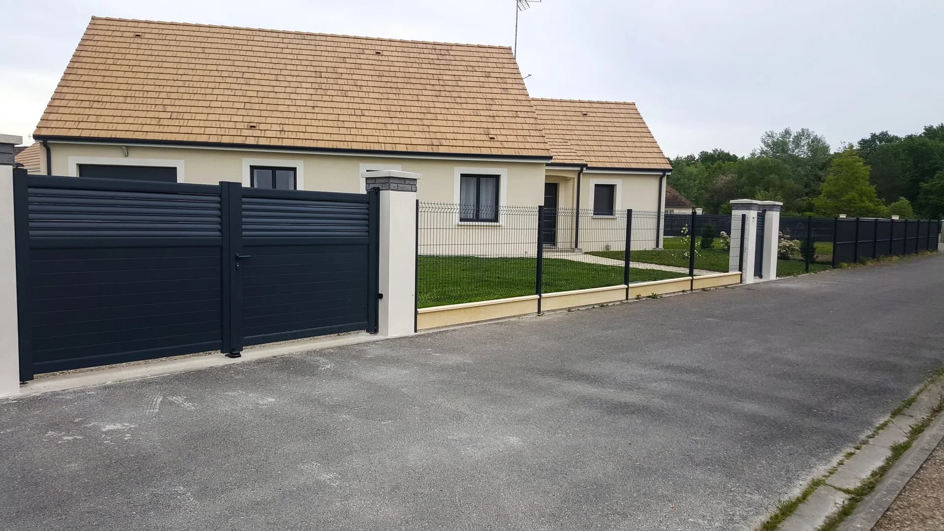 Aménagement extérieur complet - Clôture, Portail & Drain gravillon - Varennes-lès-Mâcon - Après - Carrelage Mâcon - HBM Carrelage