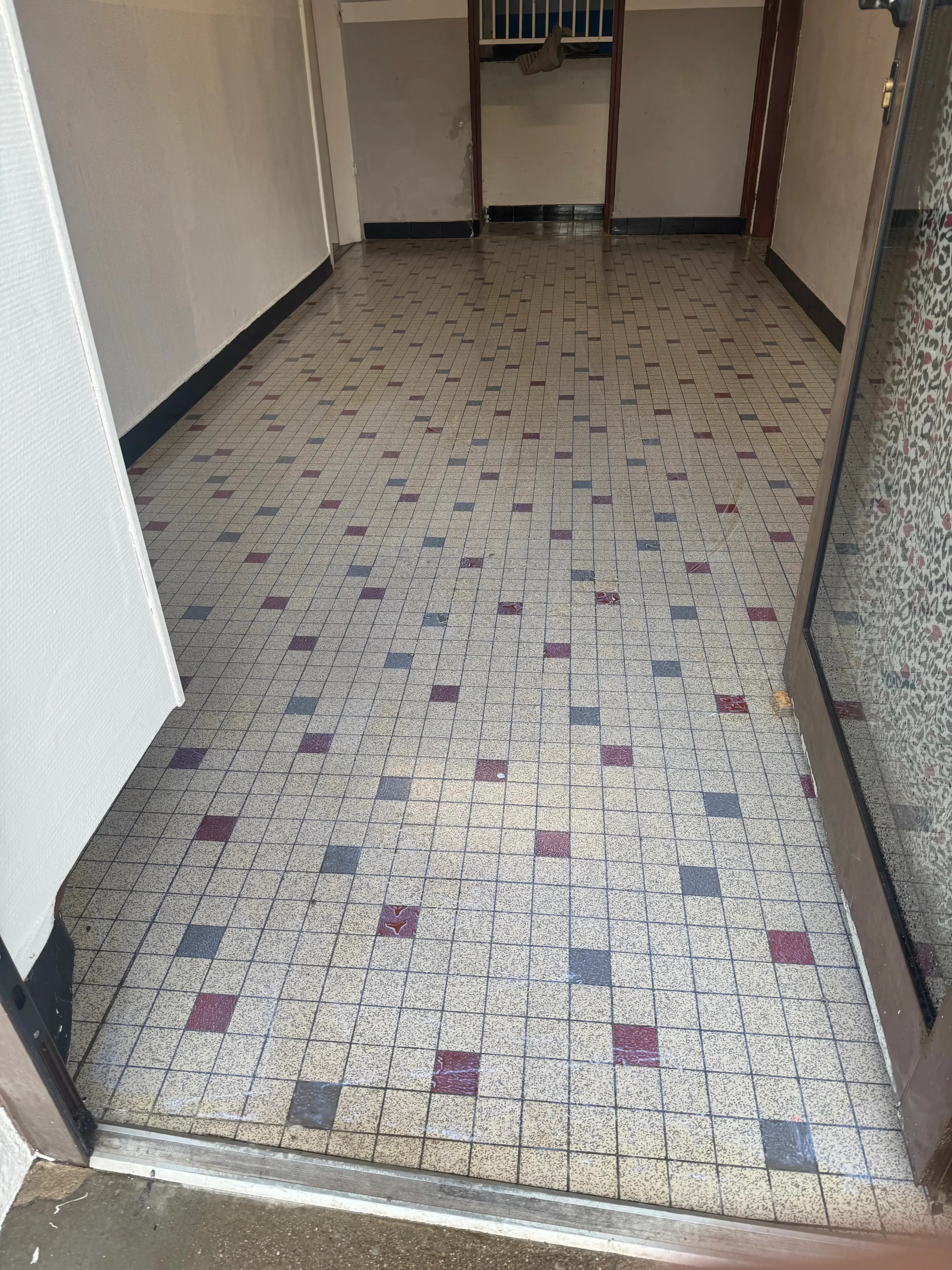 Pose de carrelage sol - Maison complète à Charnay-lès-Mâcon - Avant - Carrelage Mâcon - HBM Carrelage